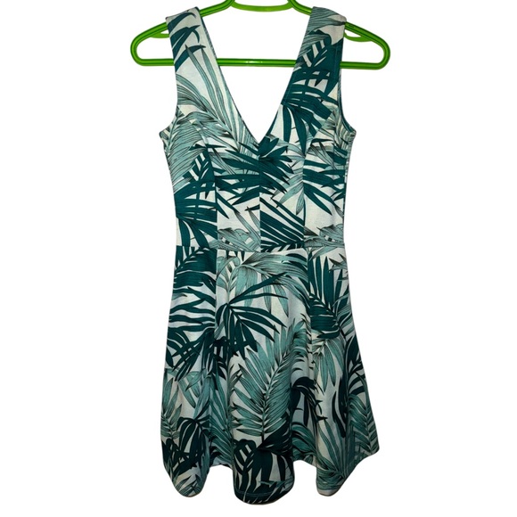 H&M Tropical Palm Leaf Print Fit & Flare V-Neck Mini Dress Sz XS - Picture 1 of 2